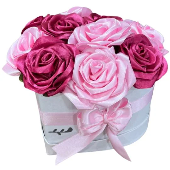 Caja corazon white con rosas rosadas de raso